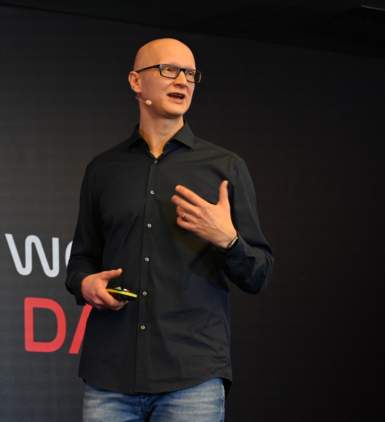 Tobias Zwingmann speaking on stage